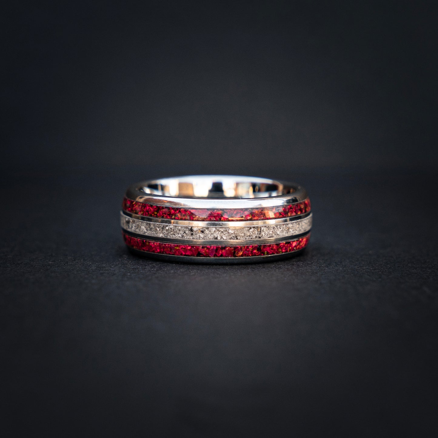Oneindige Vlam: Zilverkleurige Tungsten Ring met Rode Opaal en As 8 mm