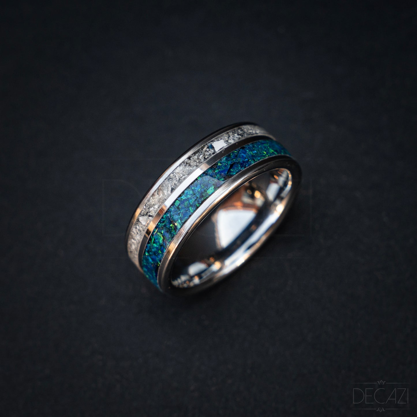 Hemelse verbinding: Zilverkleurige Tungsten Ring met individueel maar samenhangend Blauwe Opaal en As 8 mm