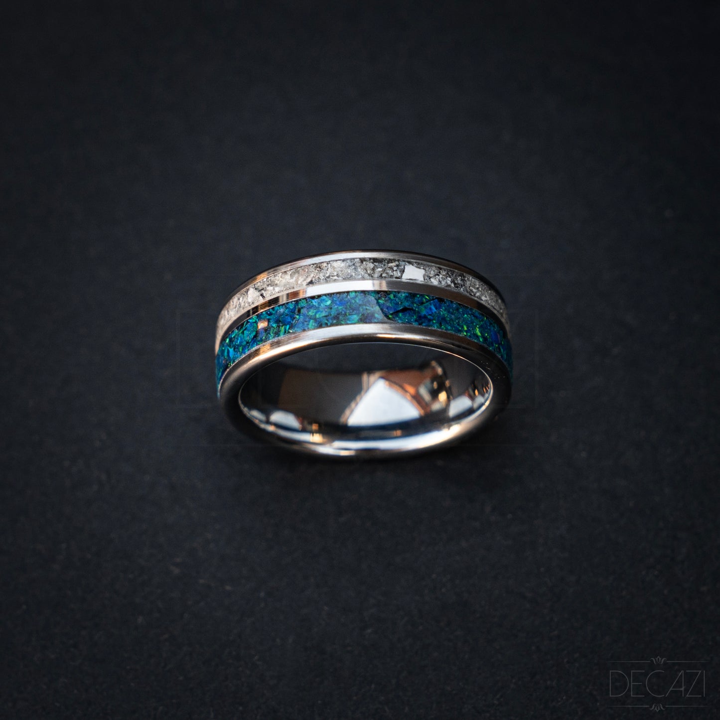 Hemelse verbinding: Zilverkleurige Tungsten Ring met individueel maar samenhangend Blauwe Opaal en As 8 mm