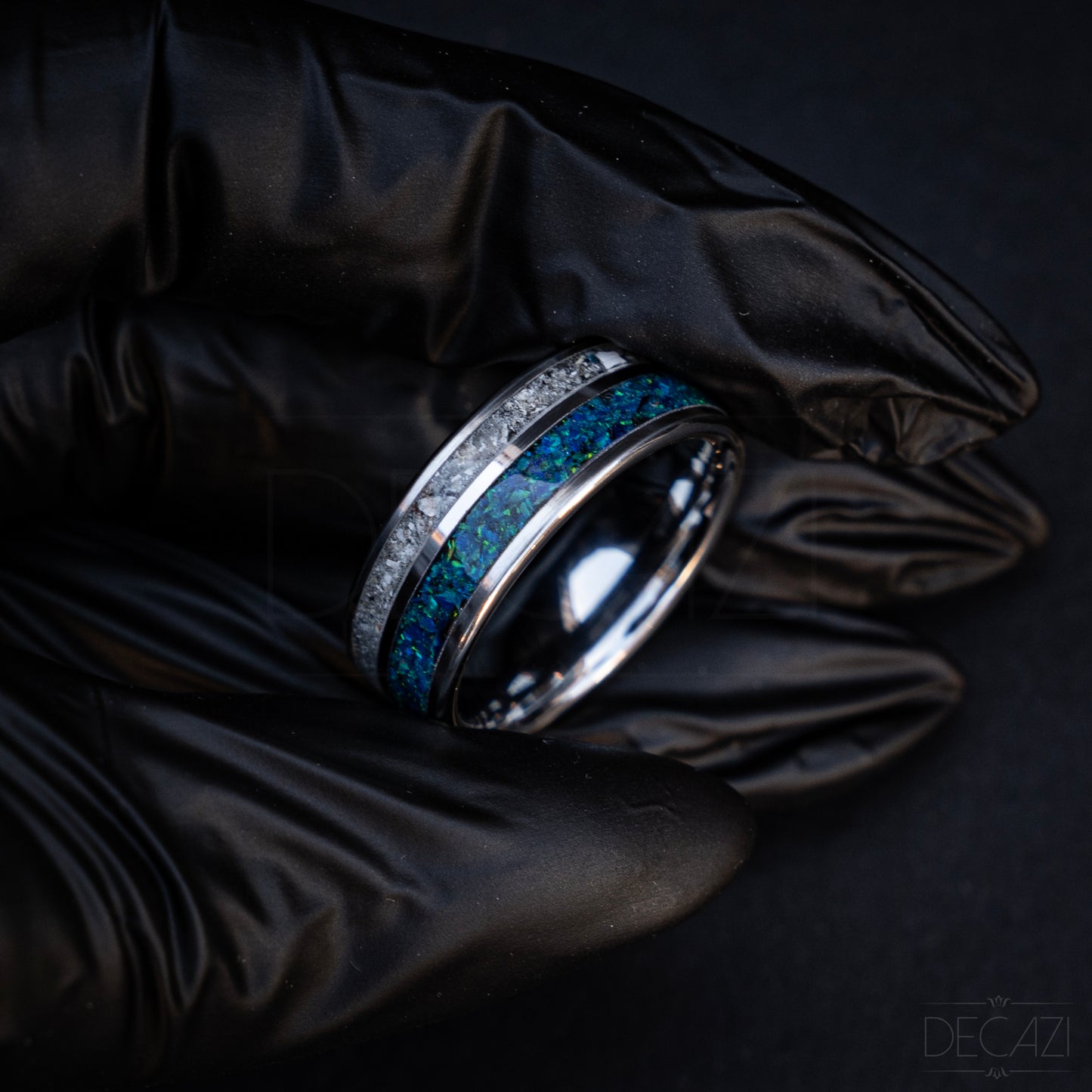 Hemelse verbinding: Zilverkleurige Tungsten Ring met individueel maar samenhangend Blauwe Opaal en As 8 mm