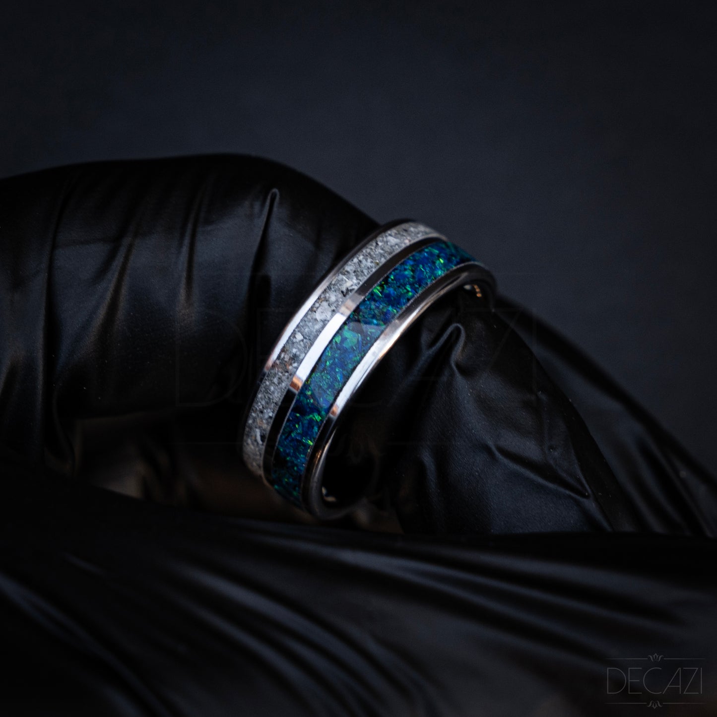 Hemelse verbinding: Zilverkleurige Tungsten Ring met individueel maar samenhangend Blauwe Opaal en As 8 mm