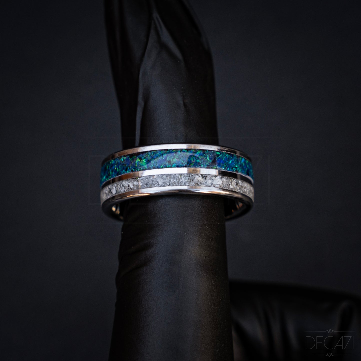 Hemelse verbinding: Zilverkleurige Tungsten Ring met individueel maar samenhangend Blauwe Opaal en As 8 mm