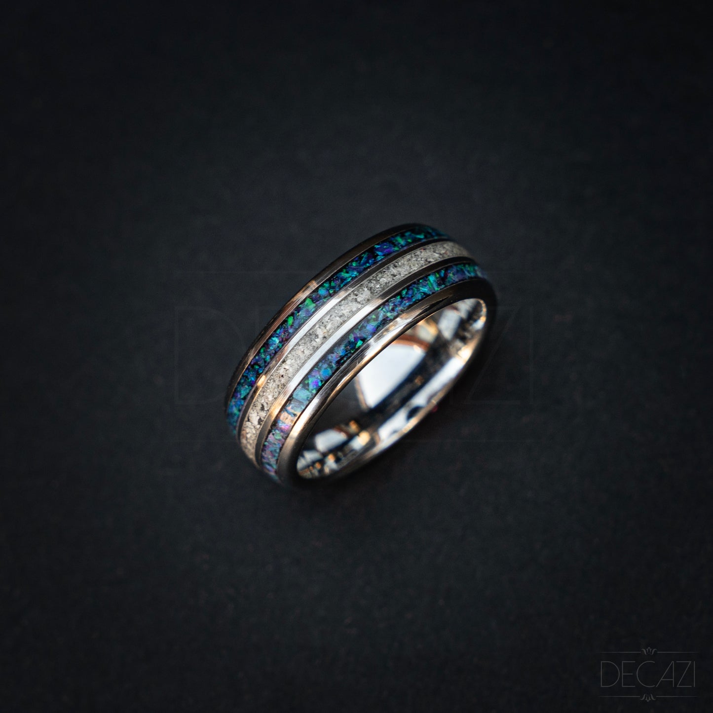 Eeuwige Rijkdom: Zilverkleurige Tungsten Ring met Blauw/Paarse Opaal en As 8 mm