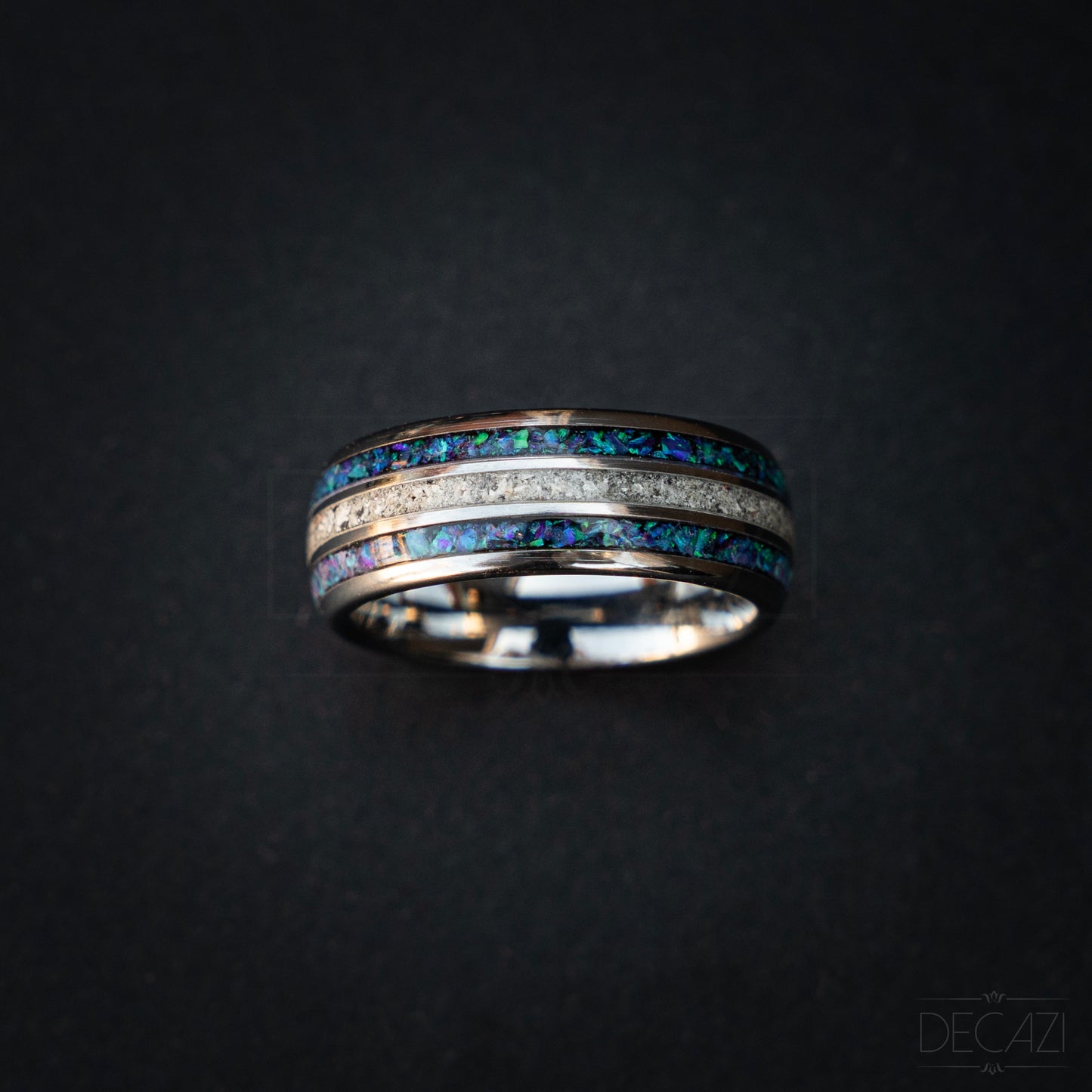 Eeuwige Rijkdom: Zilverkleurige Tungsten Ring met Blauw/Paarse Opaal en As 8 mm