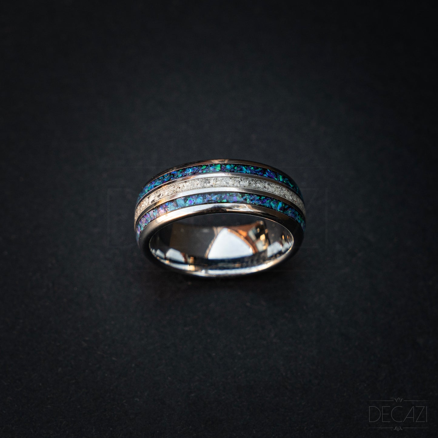 Eeuwige Rijkdom: Zilverkleurige Tungsten Ring met Blauw/Paarse Opaal en As 8 mm