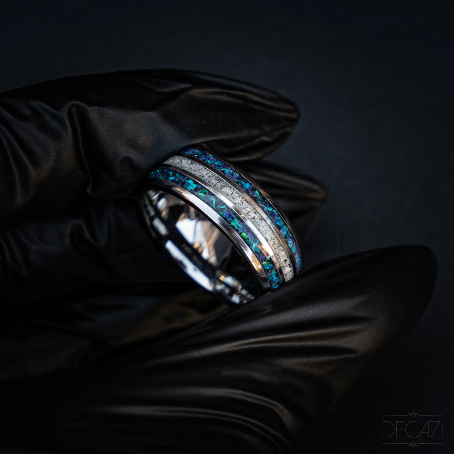 Eeuwige Rijkdom: Zilverkleurige Tungsten Ring met Blauw/Paarse Opaal en As 8 mm