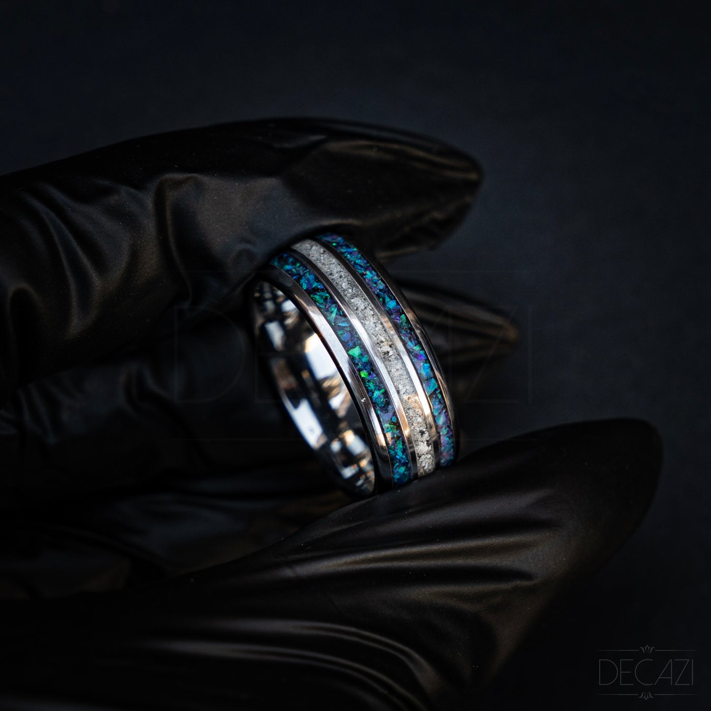 Eeuwige Rijkdom: Zilverkleurige Tungsten Ring met Blauw/Paarse Opaal en As 8 mm