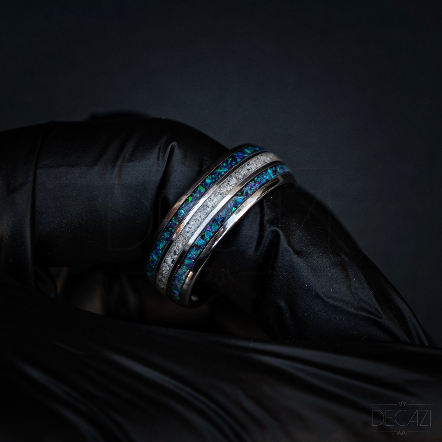 Eeuwige Rijkdom: Zilverkleurige Tungsten Ring met Blauw/Paarse Opaal en As 8 mm