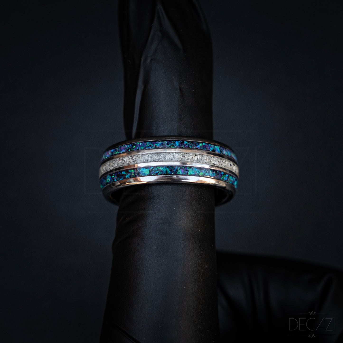 Eeuwige Rijkdom: Zilverkleurige Tungsten Ring met Blauw/Paarse Opaal en As 8 mm
