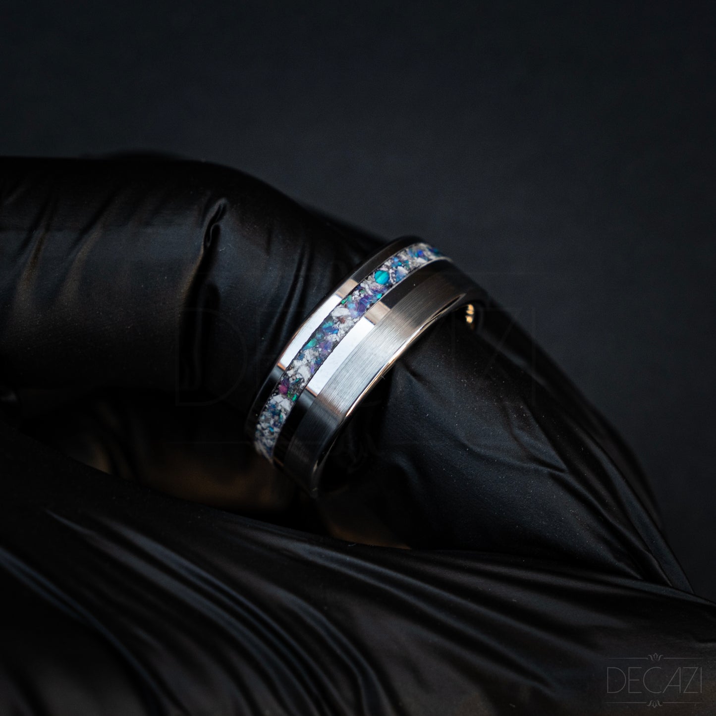 Verenigende Elegantie: Zilverkleurige Tungsten Ring met Paarse Opaal samengesteld met As 8 mm