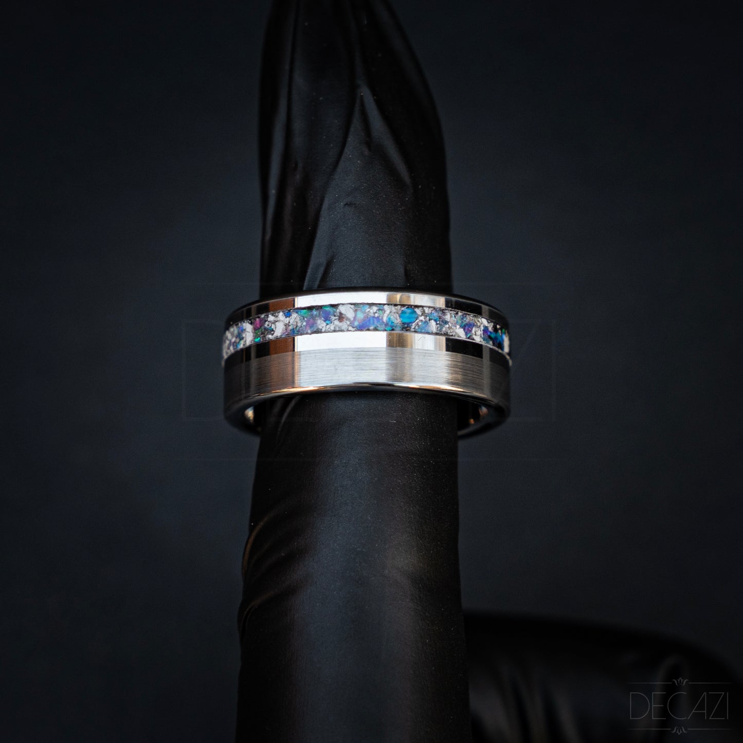Verenigende Elegantie: Zilverkleurige Tungsten Ring met Paarse Opaal samengesteld met As 8 mm