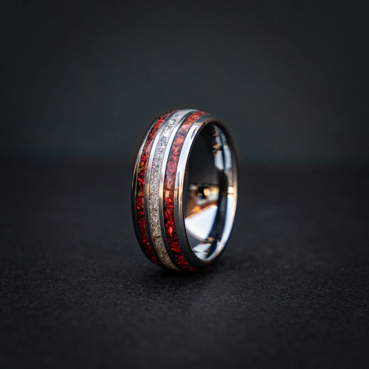 Oneindige Vlam: Zilverkleurige Tungsten Ring met Rode Opaal en As 8 mm