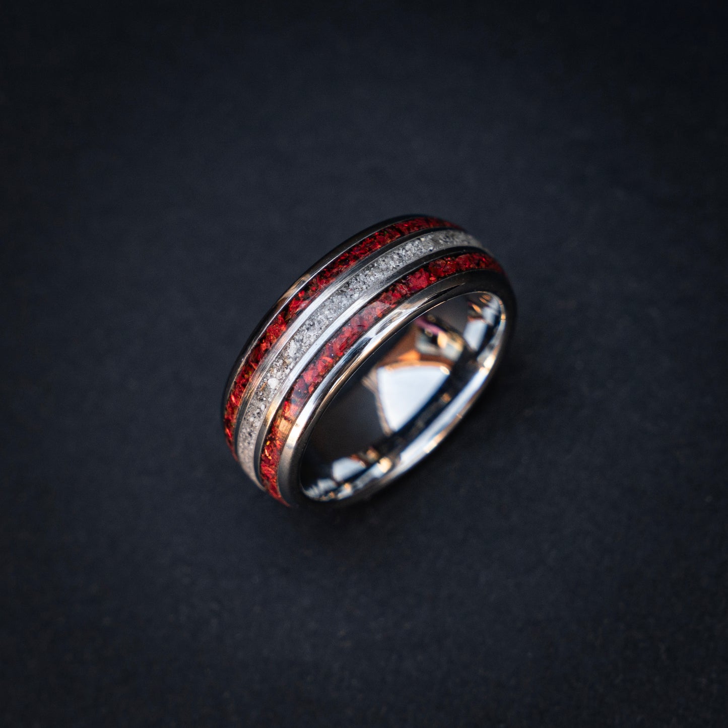 Oneindige Vlam: Zilverkleurige Tungsten Ring met Rode Opaal en As 8 mm