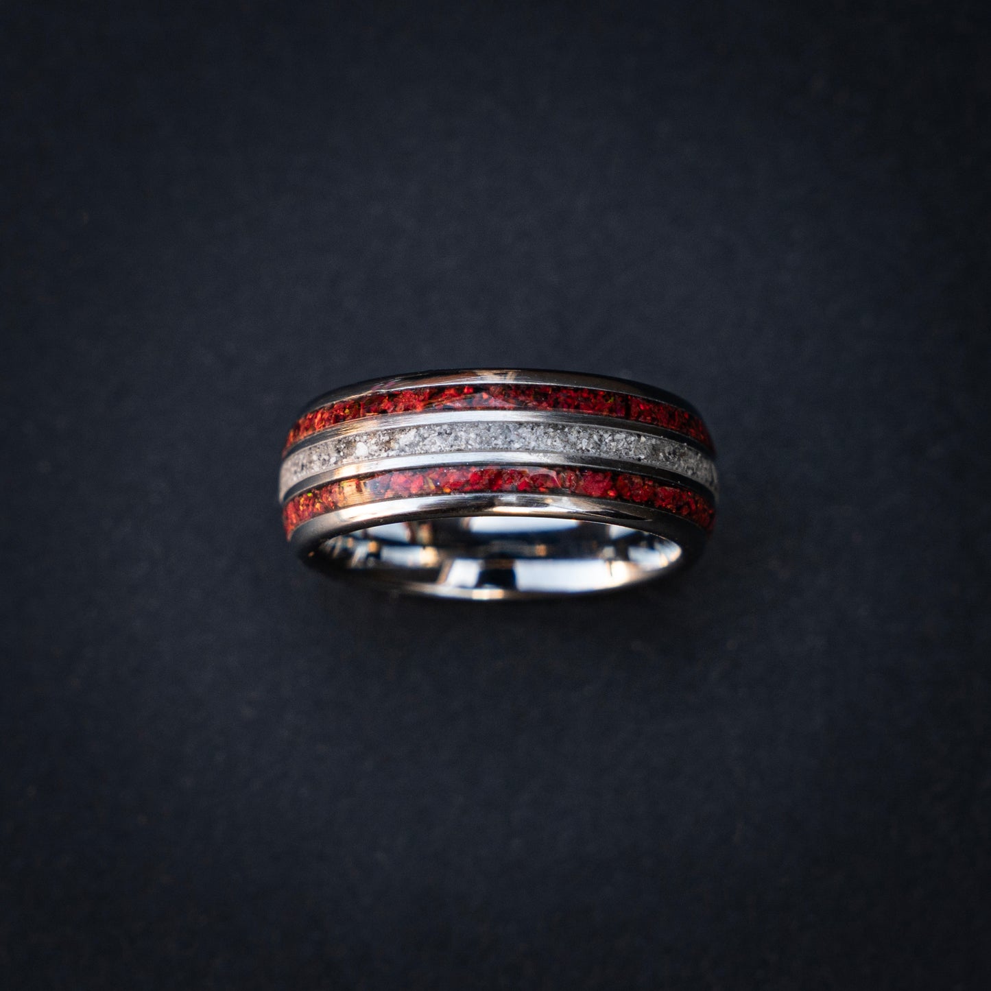 Oneindige Vlam: Zilverkleurige Tungsten Ring met Rode Opaal en As 8 mm