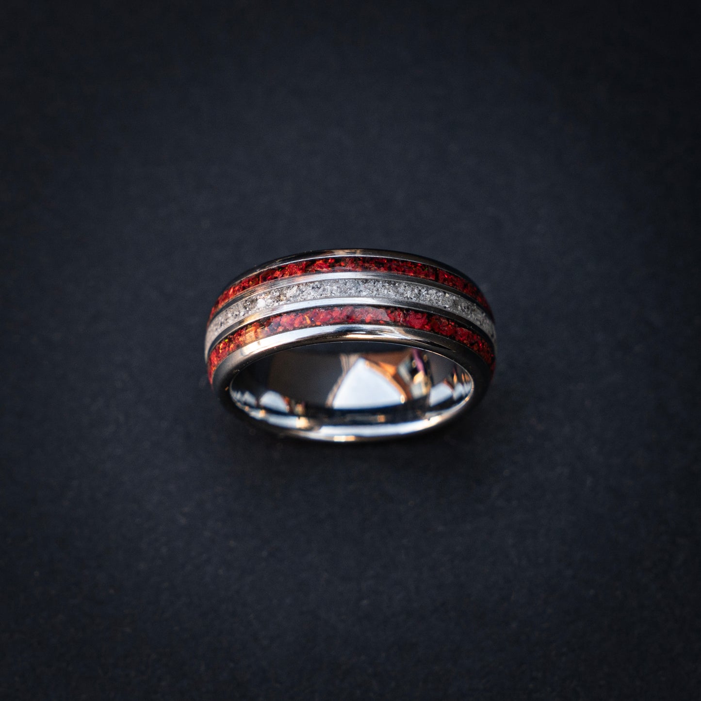 Oneindige Vlam: Zilverkleurige Tungsten Ring met Rode Opaal en As 8 mm