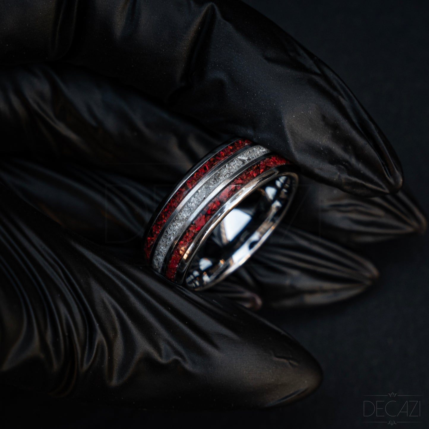 Oneindige Vlam: Zilverkleurige Tungsten Ring met Rode Opaal en As 8 mm