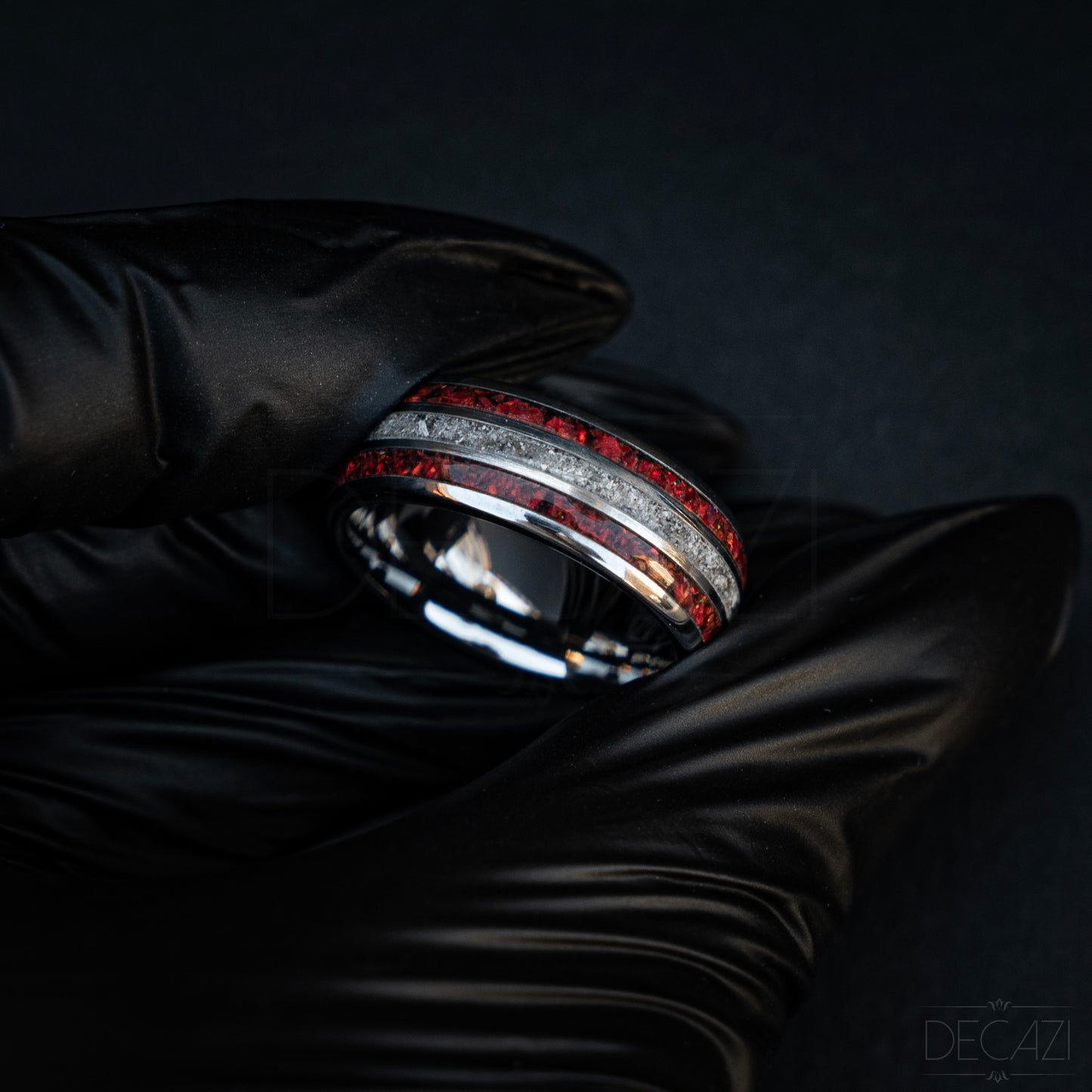 Oneindige Vlam: Zilverkleurige Tungsten Ring met Rode Opaal en As 8 mm