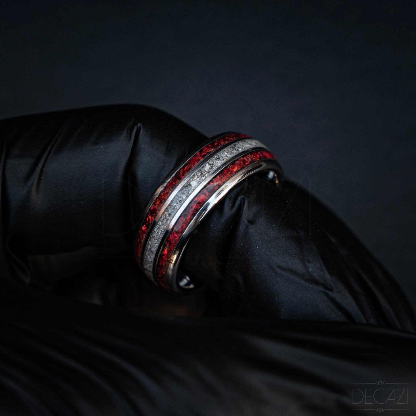Oneindige Vlam: Zilverkleurige Tungsten Ring met Rode Opaal en As 8 mm
