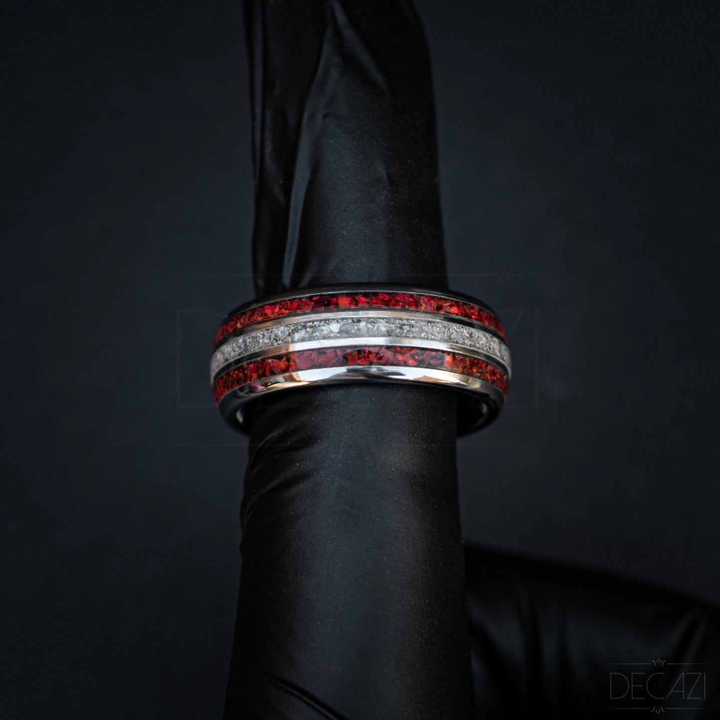 Oneindige Vlam: Zilverkleurige Tungsten Ring met Rode Opaal en As 8 mm