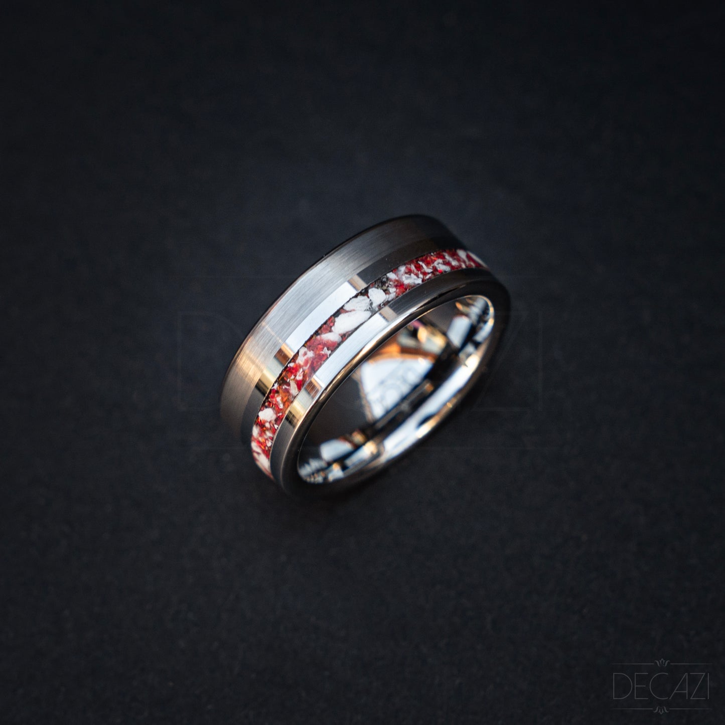 Onverwoestbare Vlam: Zilverkleurige Tungsten Ring met Rode Opaal samengesteld met As 8 mm