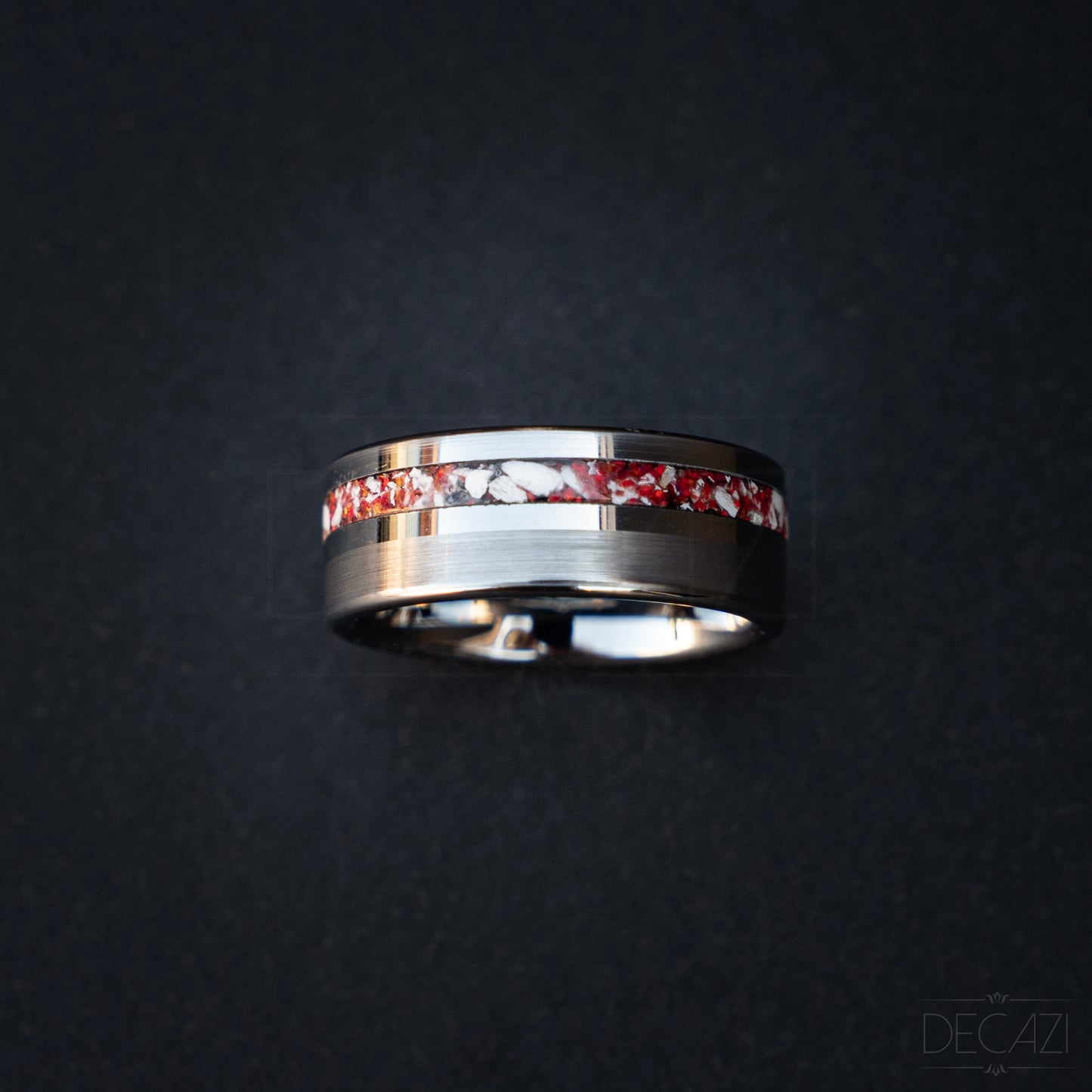 Onverwoestbare Vlam: Zilverkleurige Tungsten Ring met Rode Opaal samengesteld met As 8 mm