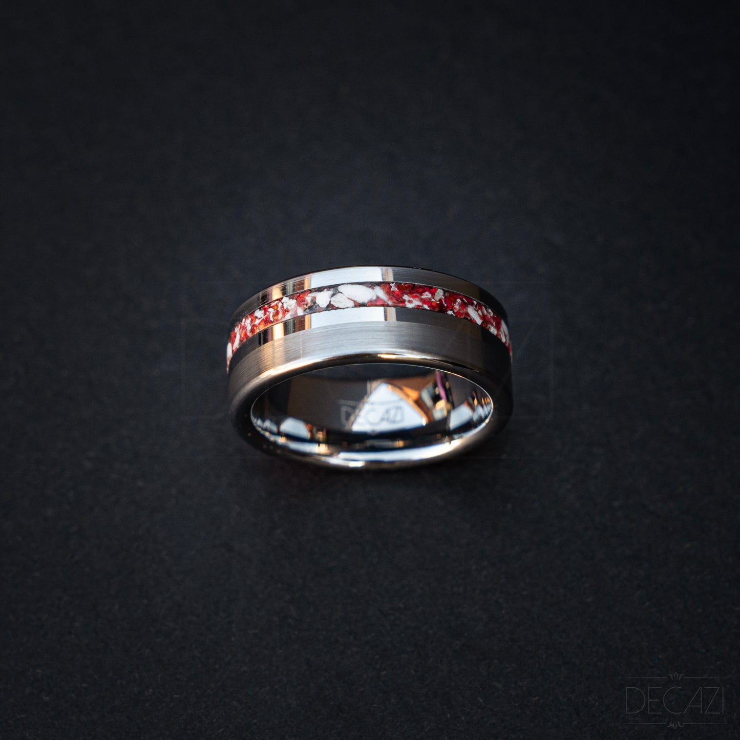 Onverwoestbare Vlam: Zilverkleurige Tungsten Ring met Rode Opaal samengesteld met As 8 mm