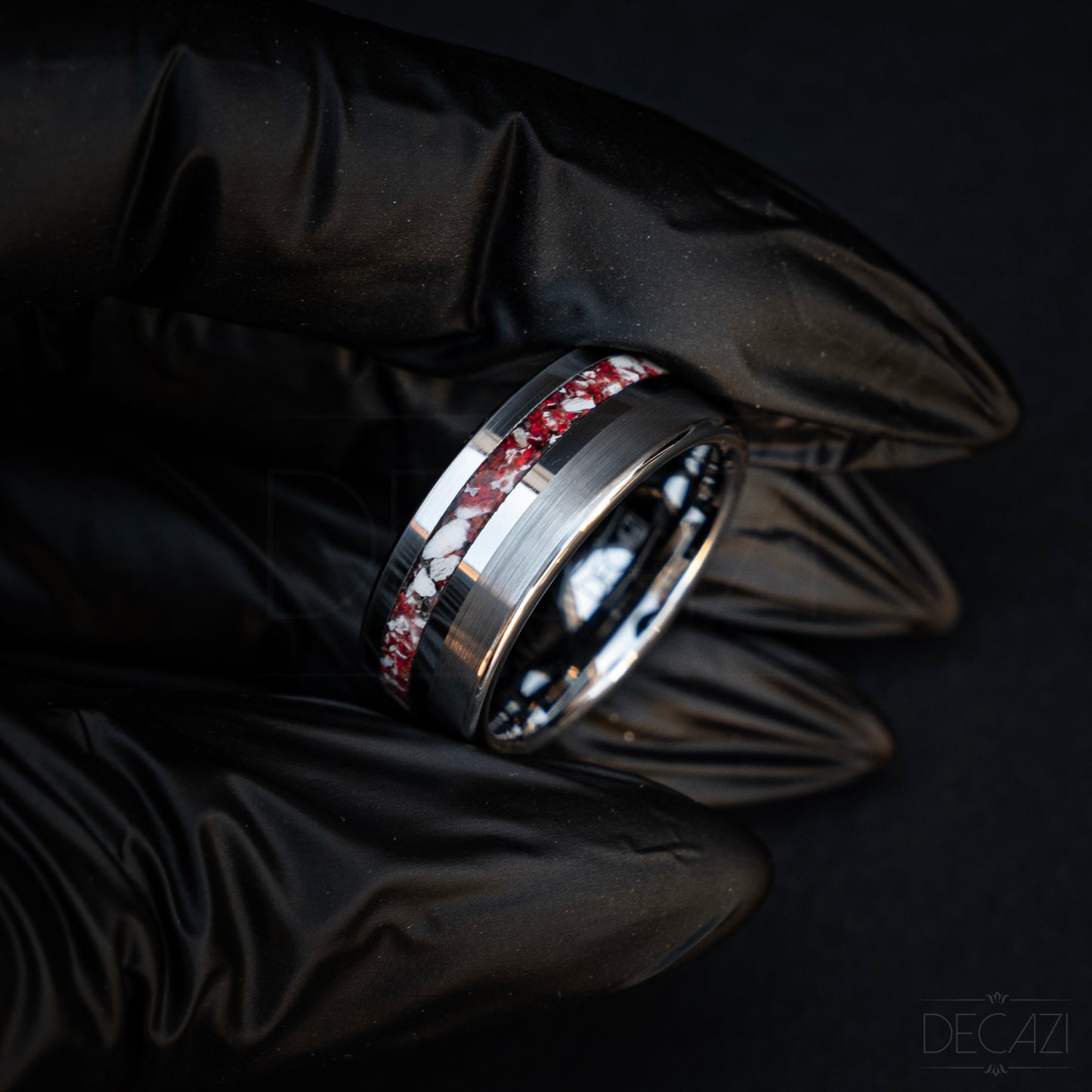 Onverwoestbare Vlam: Zilverkleurige Tungsten Ring met Rode Opaal samengesteld met As 8 mm