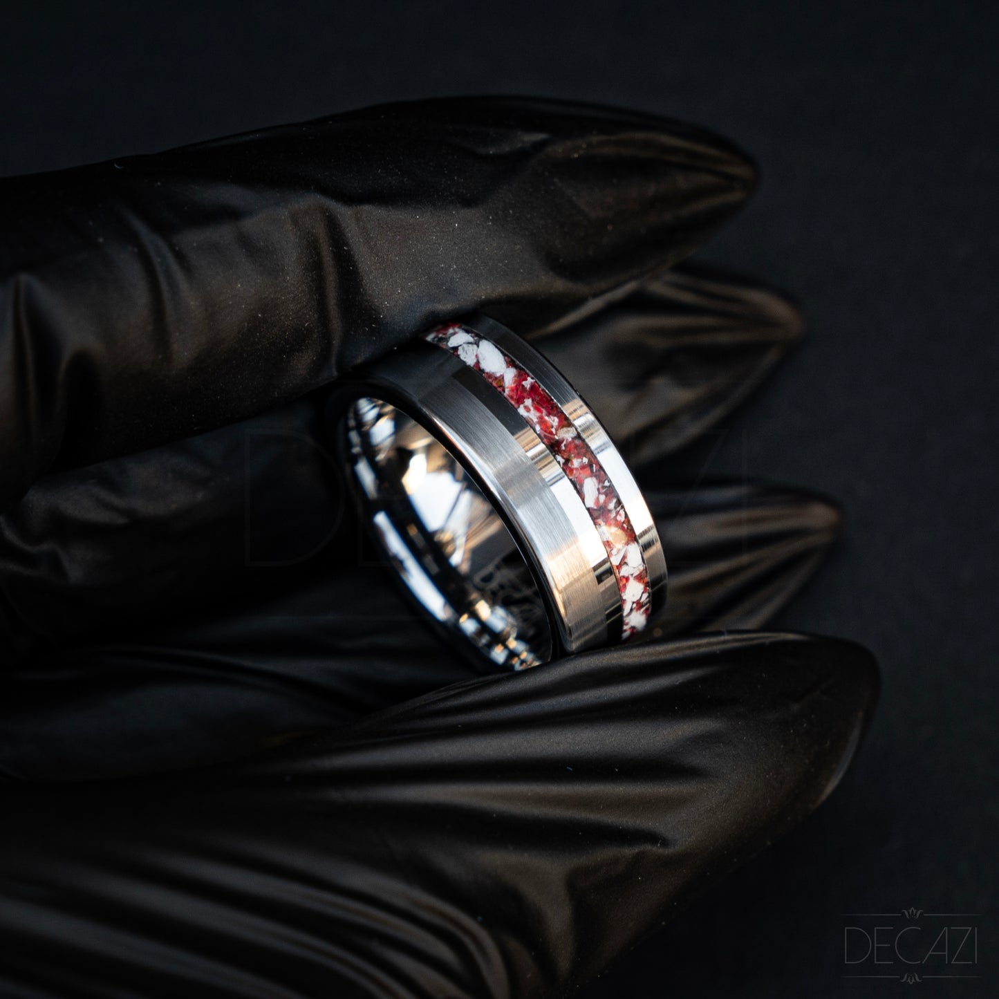 Onverwoestbare Vlam: Zilverkleurige Tungsten Ring met Rode Opaal samengesteld met As 8 mm