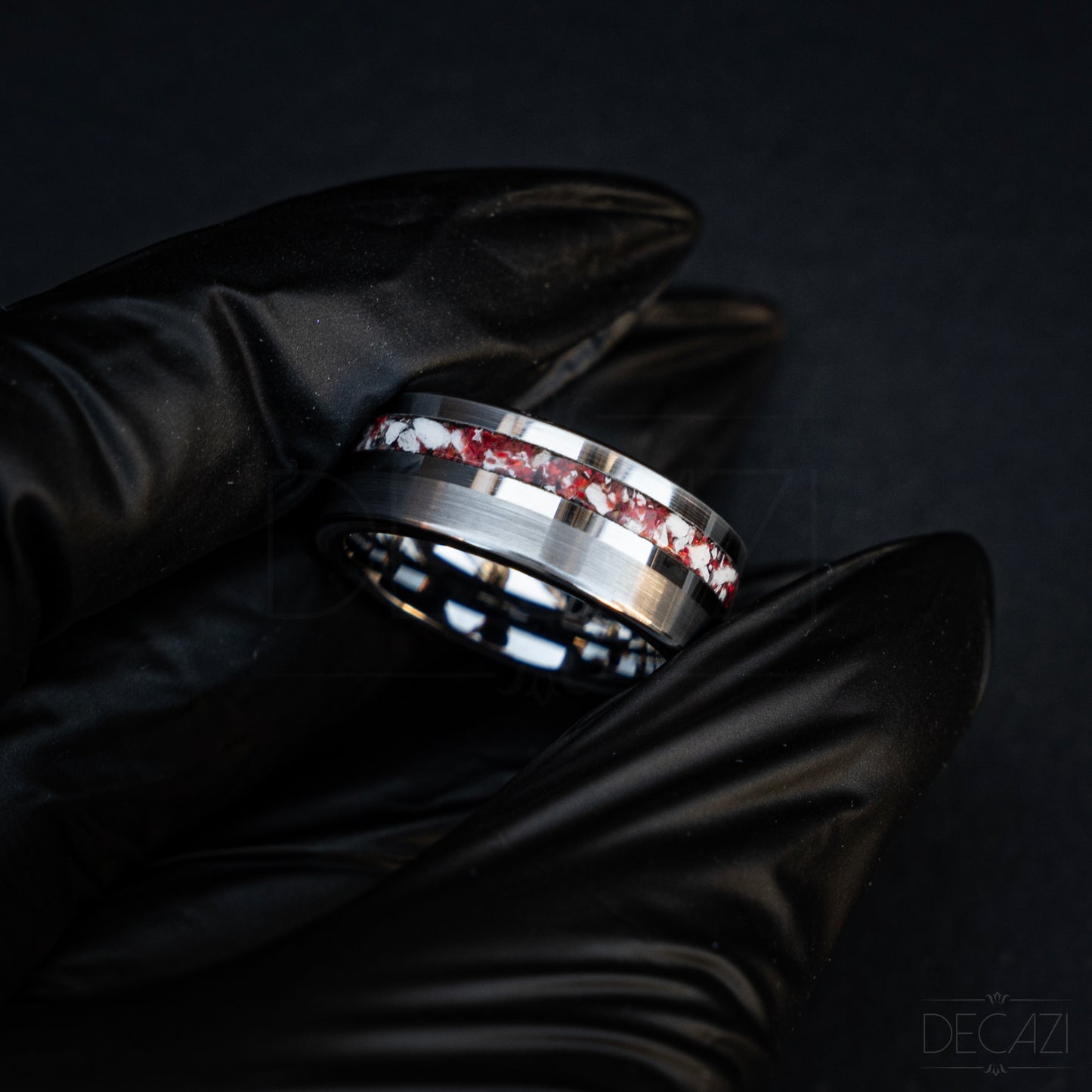Onverwoestbare Vlam: Zilverkleurige Tungsten Ring met Rode Opaal samengesteld met As 8 mm