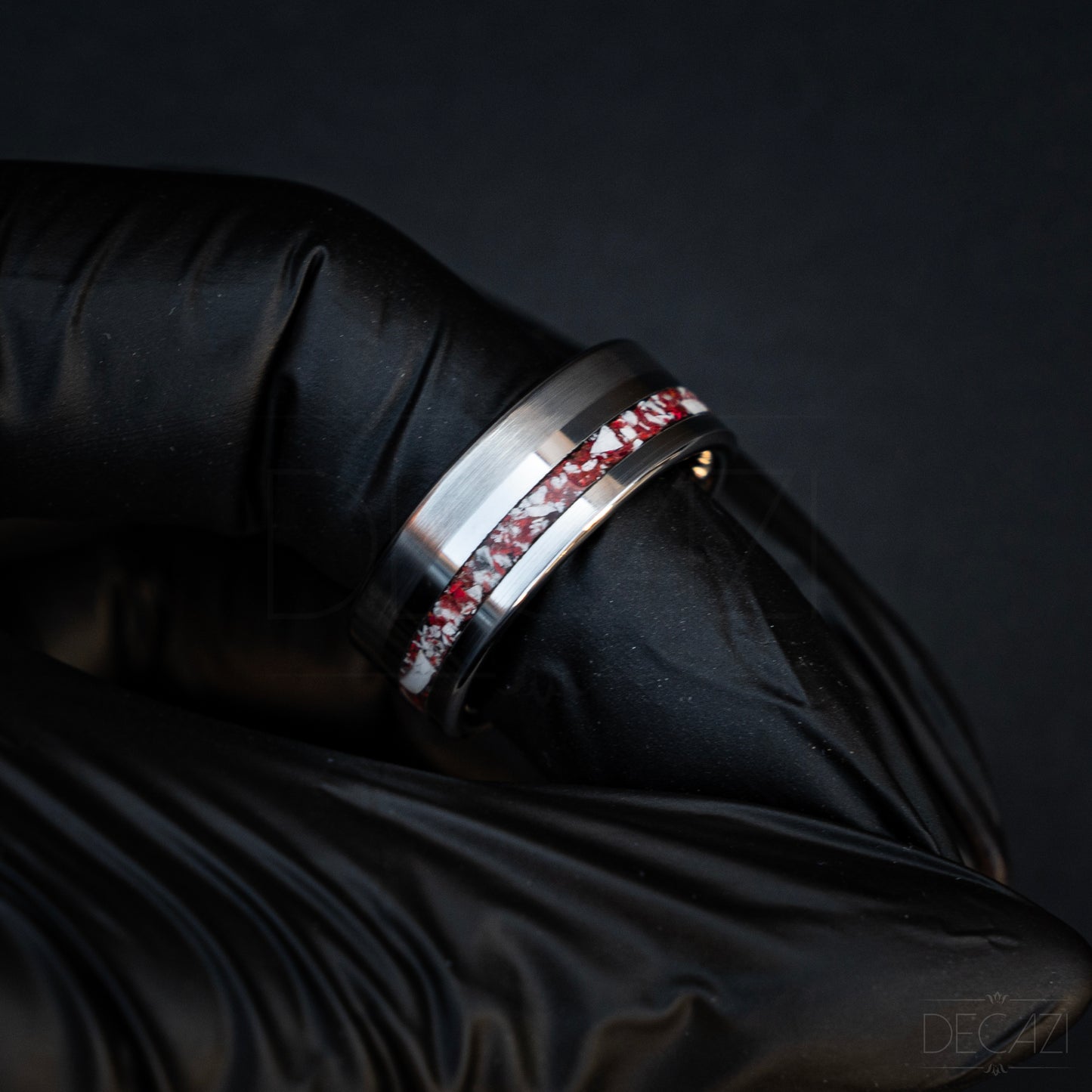 Onverwoestbare Vlam: Zilverkleurige Tungsten Ring met Rode Opaal samengesteld met As 8 mm
