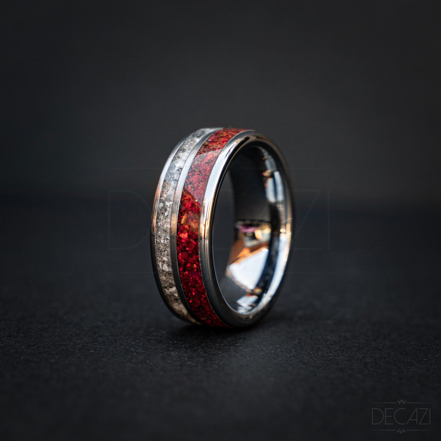 Eeuwige Vlam: Zilverkleurige Tungsten Ring met individueel maar samenhangend Rode Opaal en As 8 mm