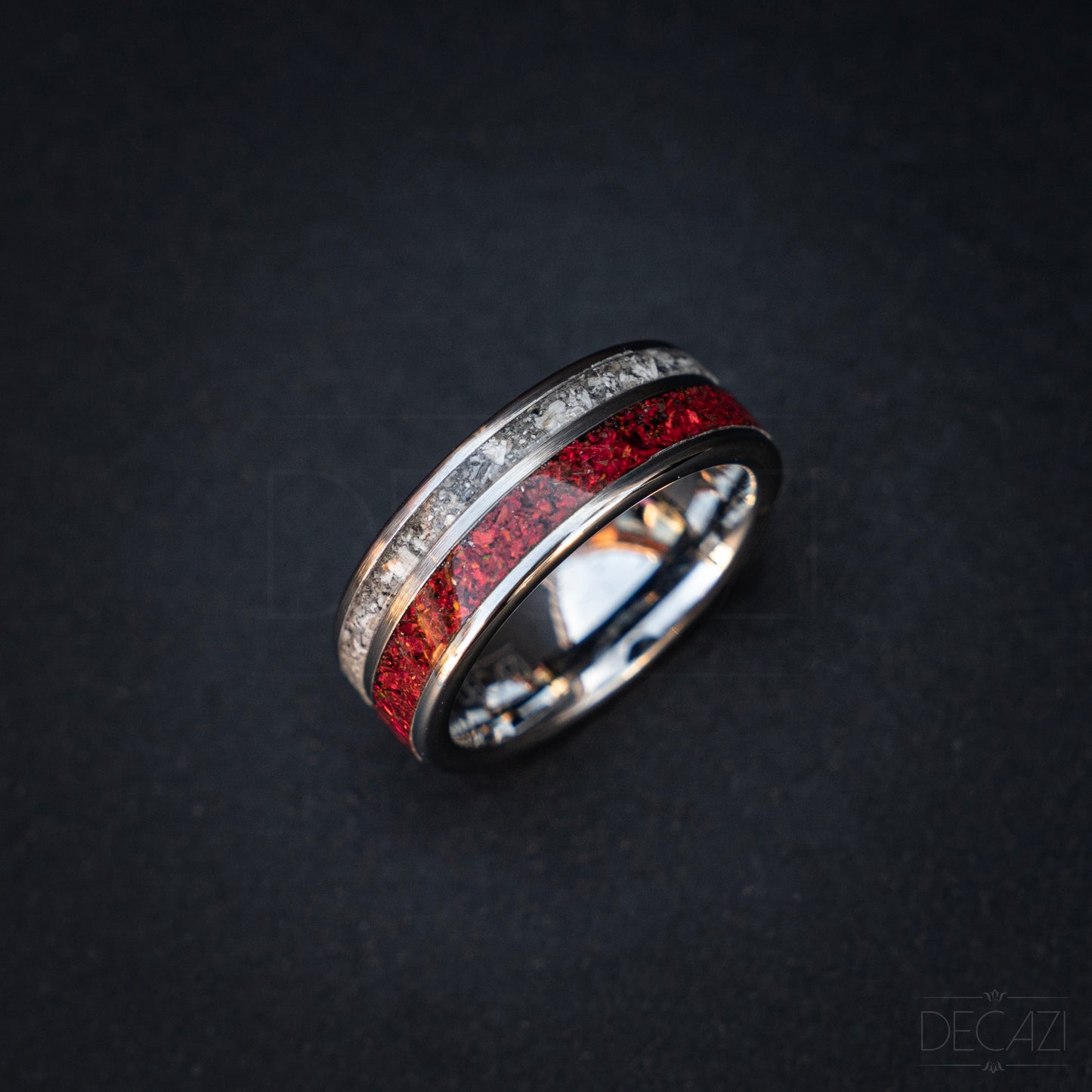 Eeuwige Vlam: Zilverkleurige Tungsten Ring met individueel maar samenhangend Rode Opaal en As 8 mm