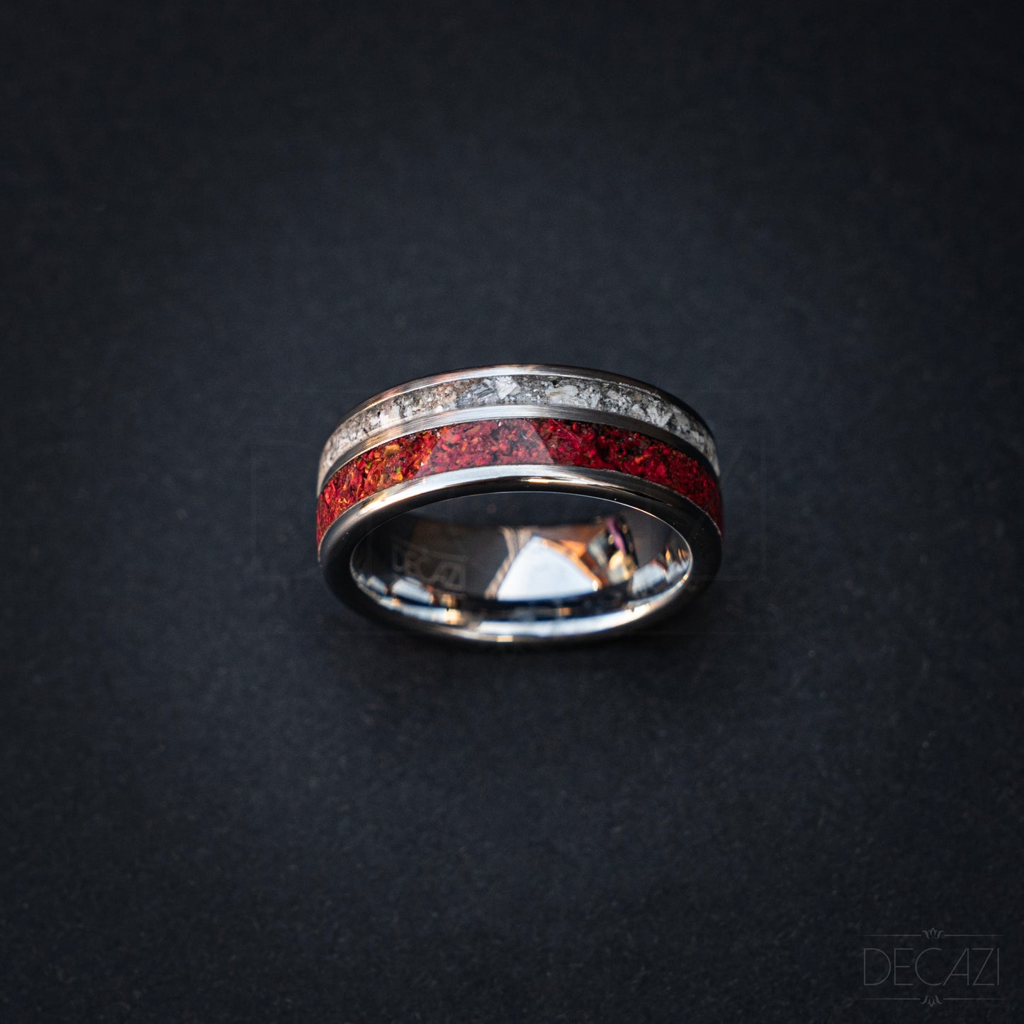 Eeuwige Vlam: Zilverkleurige Tungsten Ring met individueel maar samenhangend Rode Opaal en As 8 mm