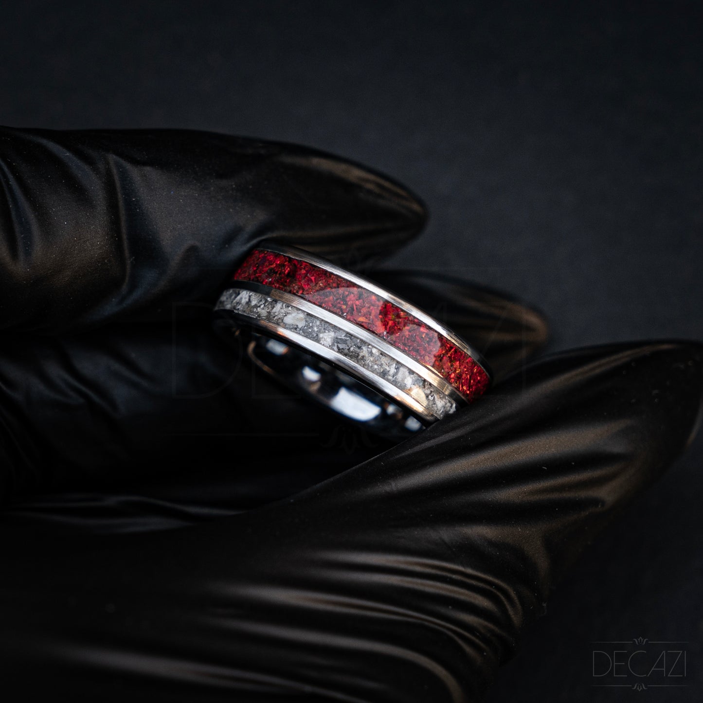 Eeuwige Vlam: Zilverkleurige Tungsten Ring met individueel maar samenhangend Rode Opaal en As 8 mm