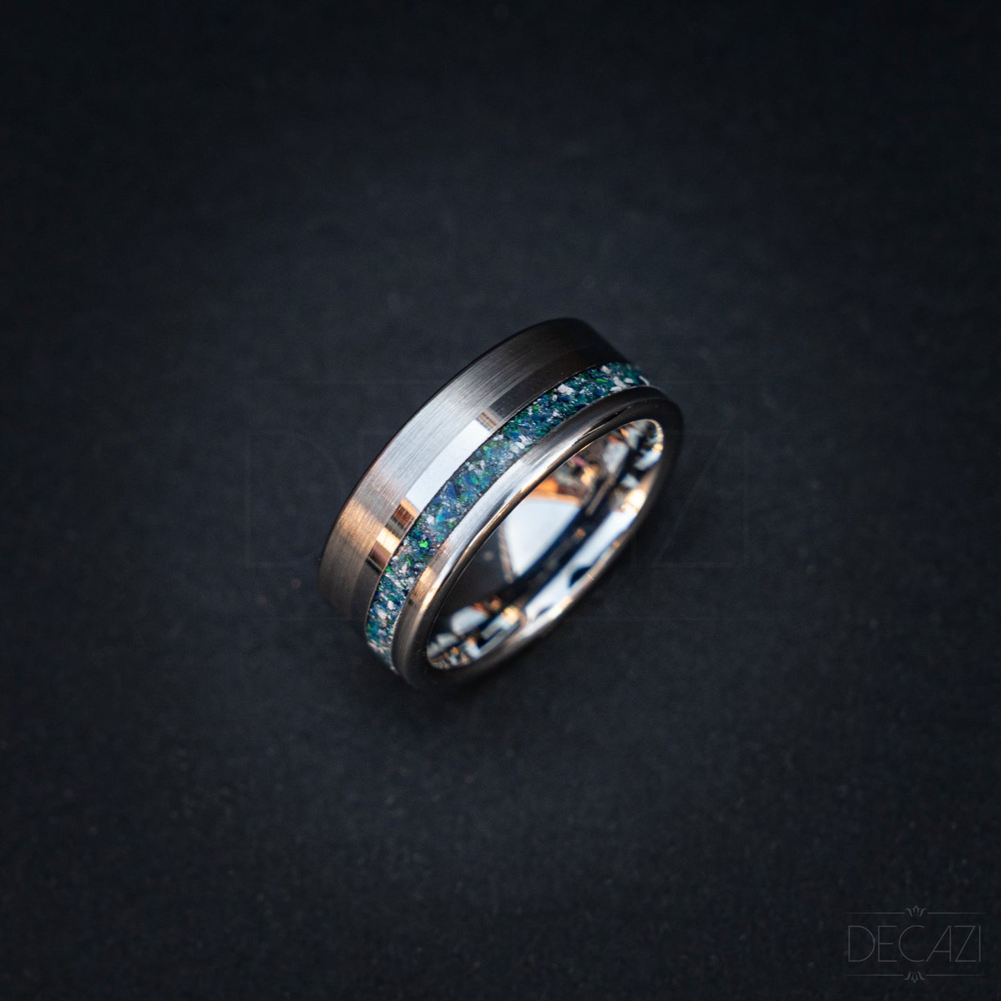 Verbindende Lichtstraal: Zilverkleurige Tungsten Ring met Blauwe Opaal samengesteld met As 8 mm
