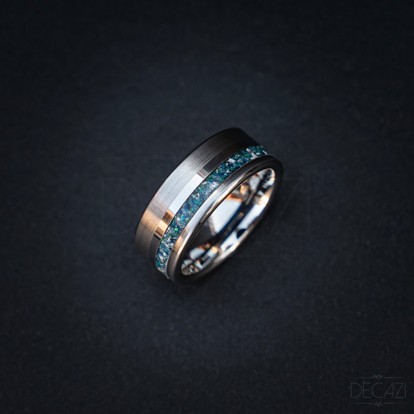 Verbindende Lichtstraal: Zilverkleurige Tungsten Ring met Blauwe Opaal samengesteld met As 8 mm