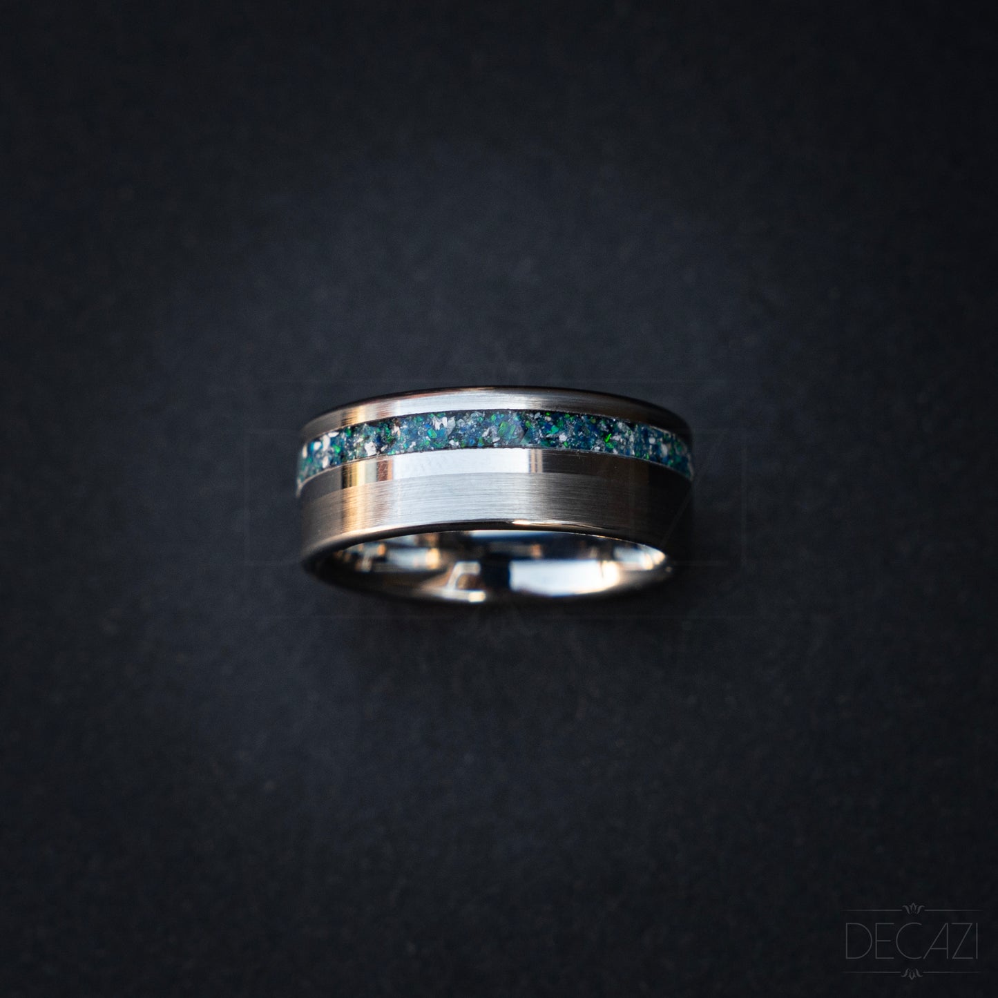 Verbindende Lichtstraal: Zilverkleurige Tungsten Ring met Blauwe Opaal samengesteld met As 8 mm