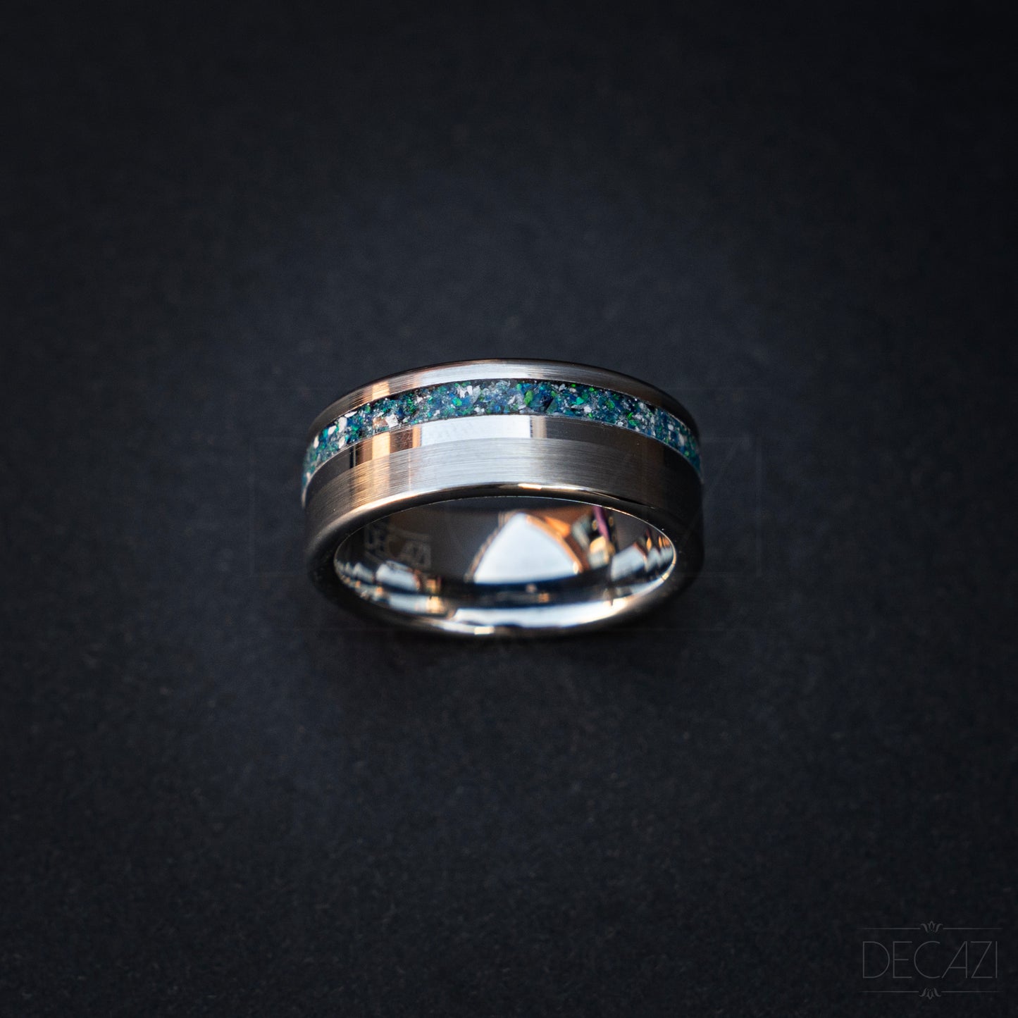 Verbindende Lichtstraal: Zilverkleurige Tungsten Ring met Blauwe Opaal samengesteld met As 8 mm