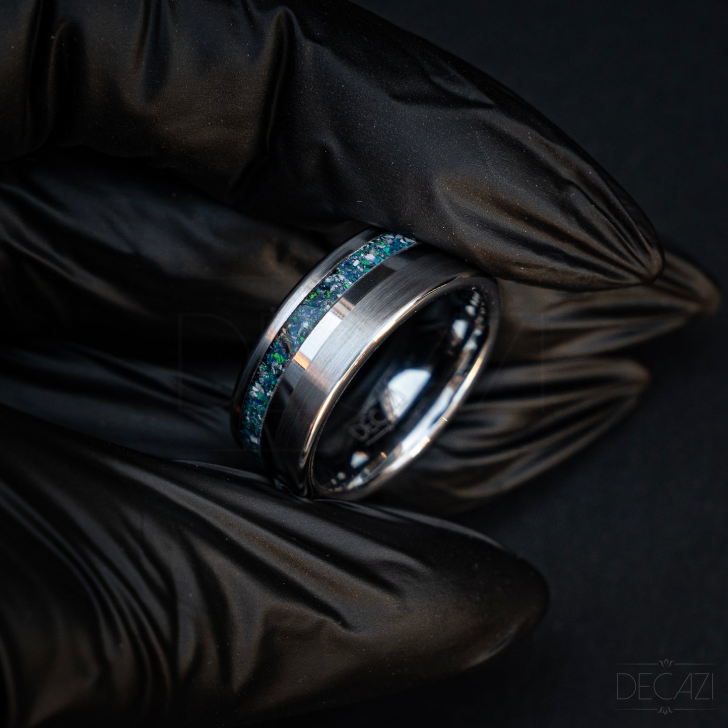 Verbindende Lichtstraal: Zilverkleurige Tungsten Ring met Blauwe Opaal samengesteld met As 8 mm