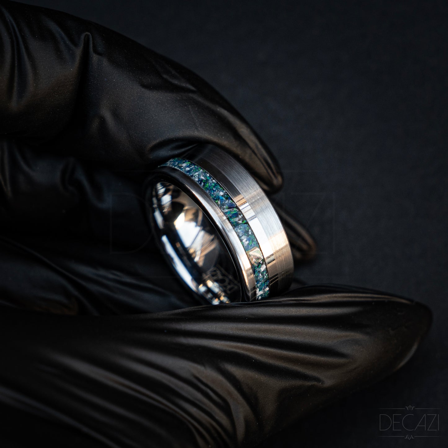 Verbindende Lichtstraal: Zilverkleurige Tungsten Ring met Blauwe Opaal samengesteld met As 8 mm