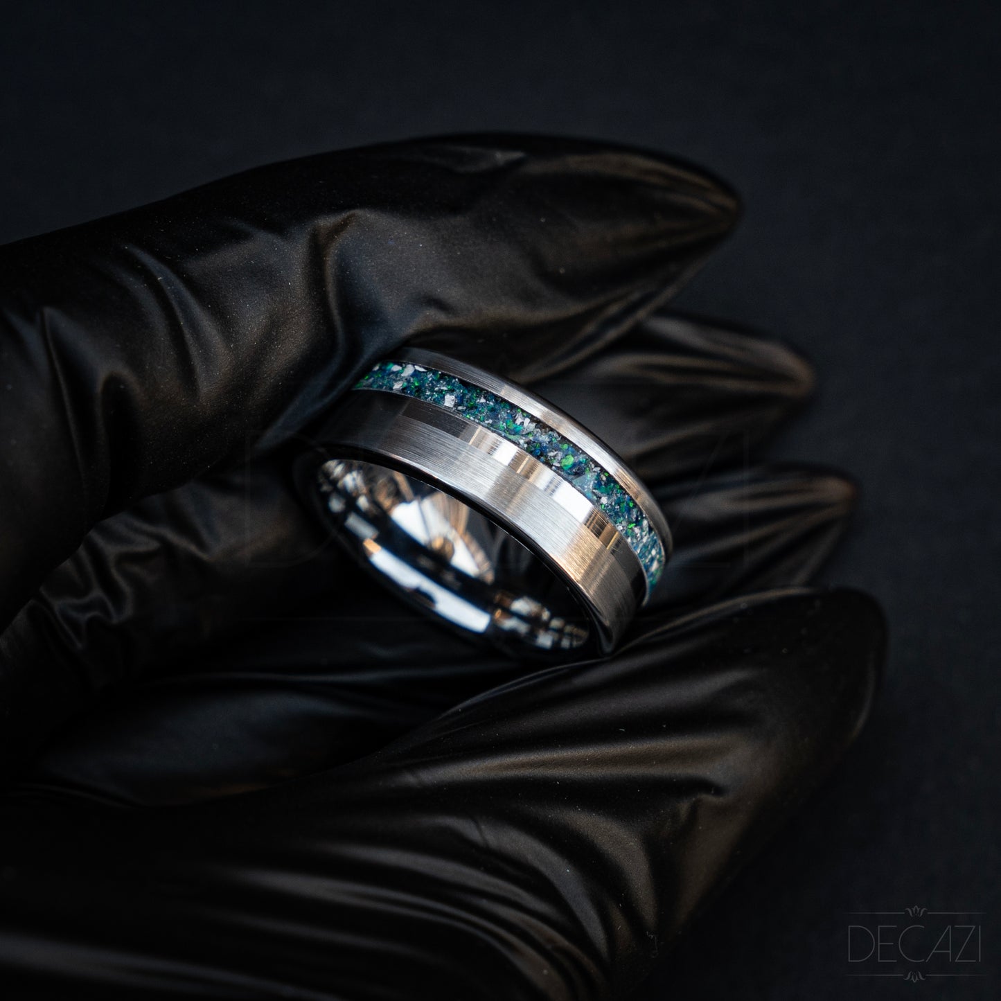 Verbindende Lichtstraal: Zilverkleurige Tungsten Ring met Blauwe Opaal samengesteld met As 8 mm