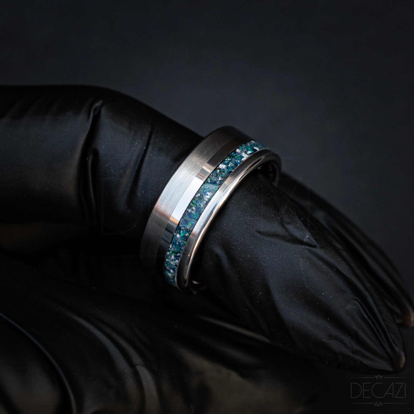 Verbindende Lichtstraal: Zilverkleurige Tungsten Ring met Blauwe Opaal samengesteld met As 8 mm
