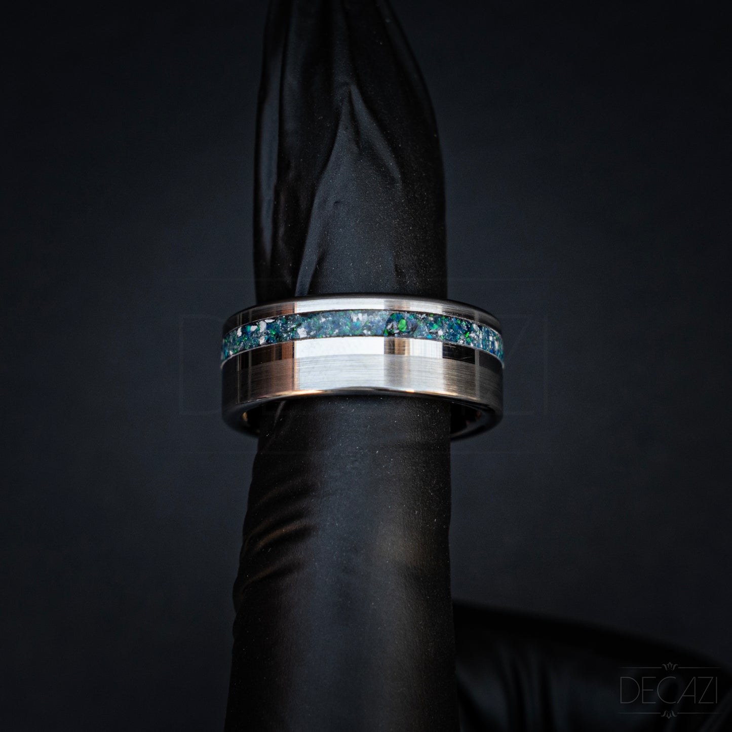 Verbindende Lichtstraal: Zilverkleurige Tungsten Ring met Blauwe Opaal samengesteld met As 8 mm