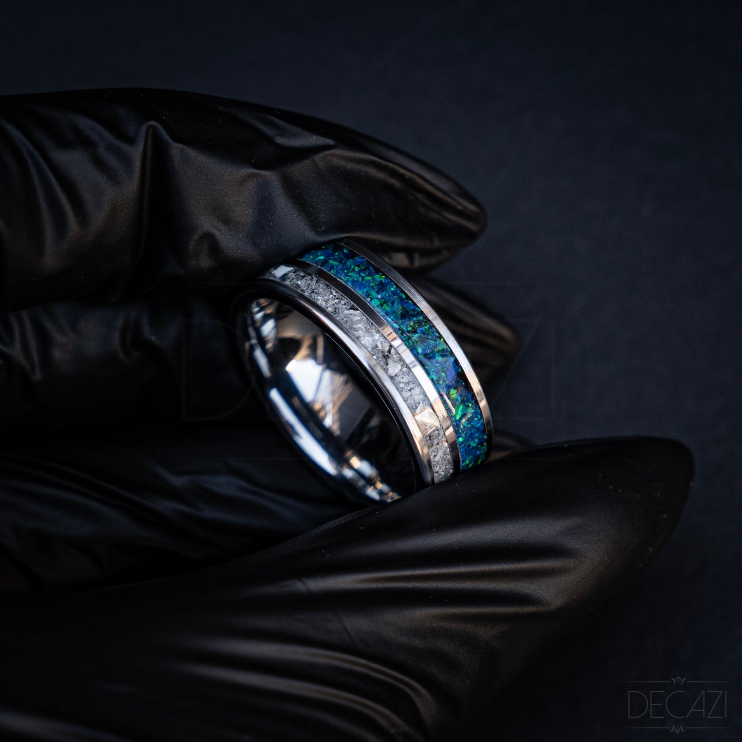Hemelse verbinding: Zilverkleurige Tungsten Ring met individueel maar samenhangend Blauwe Opaal en As 8 mm