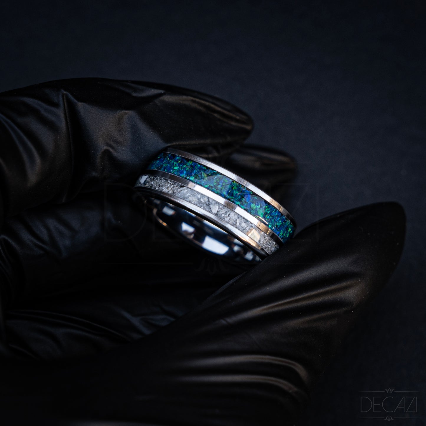 Hemelse verbinding: Zilverkleurige Tungsten Ring met individueel maar samenhangend Blauwe Opaal en As 8 mm