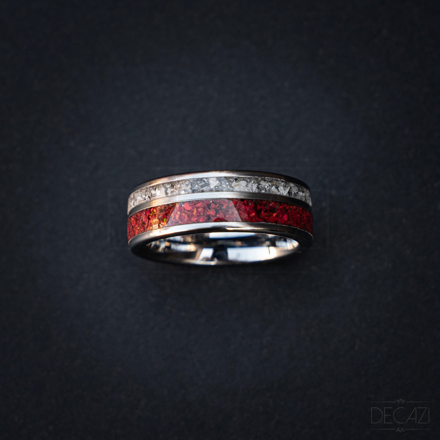 Eeuwige Vlam: Zilverkleurige Tungsten Ring met individueel maar samenhangend Rode Opaal en As 8 mm