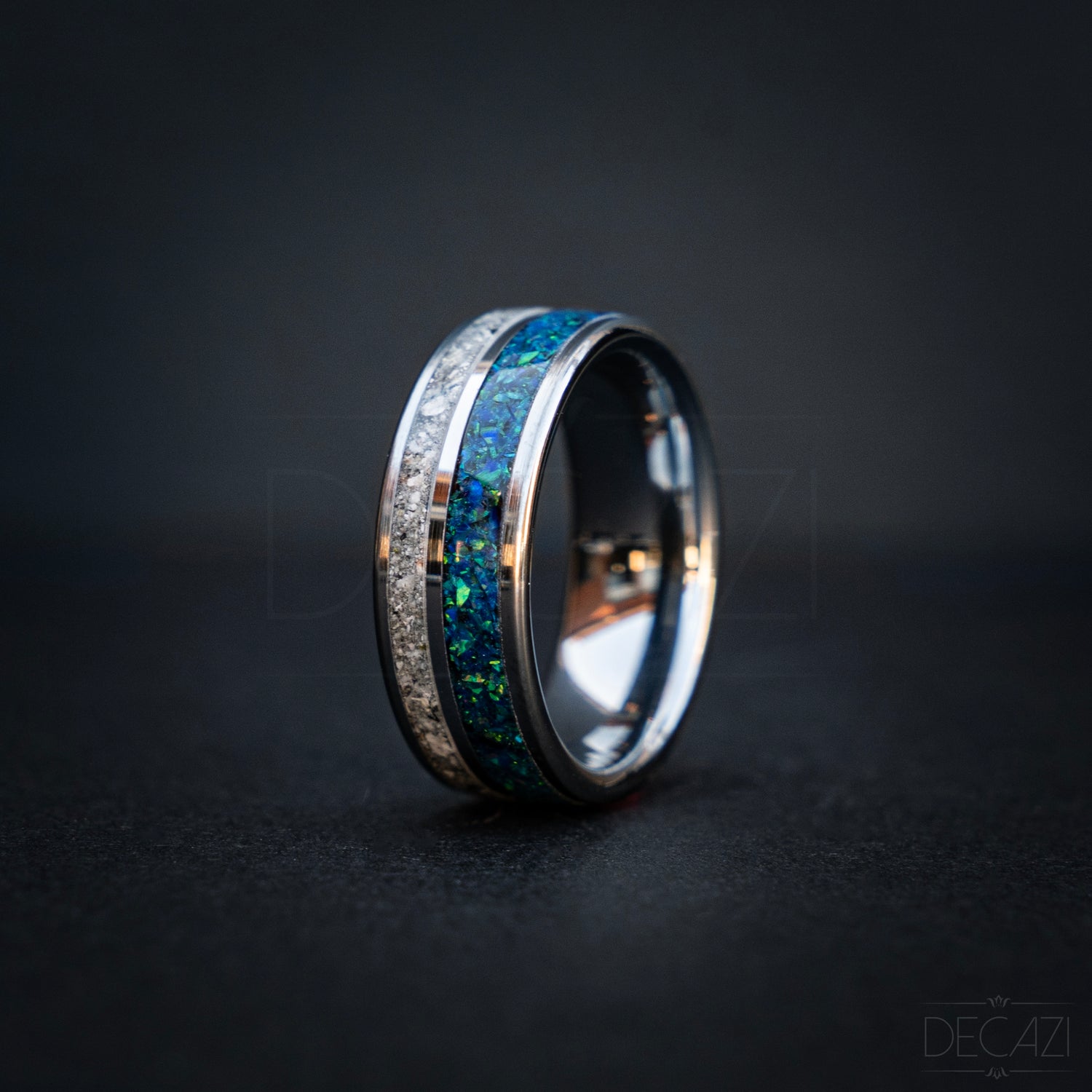 Zilverkleurige tungsten herdenkingsring met blauwe opaal en as-inleg. 8 mm comfort fit, gepolijste afwerking en tijdloze, rustige uitstraling.