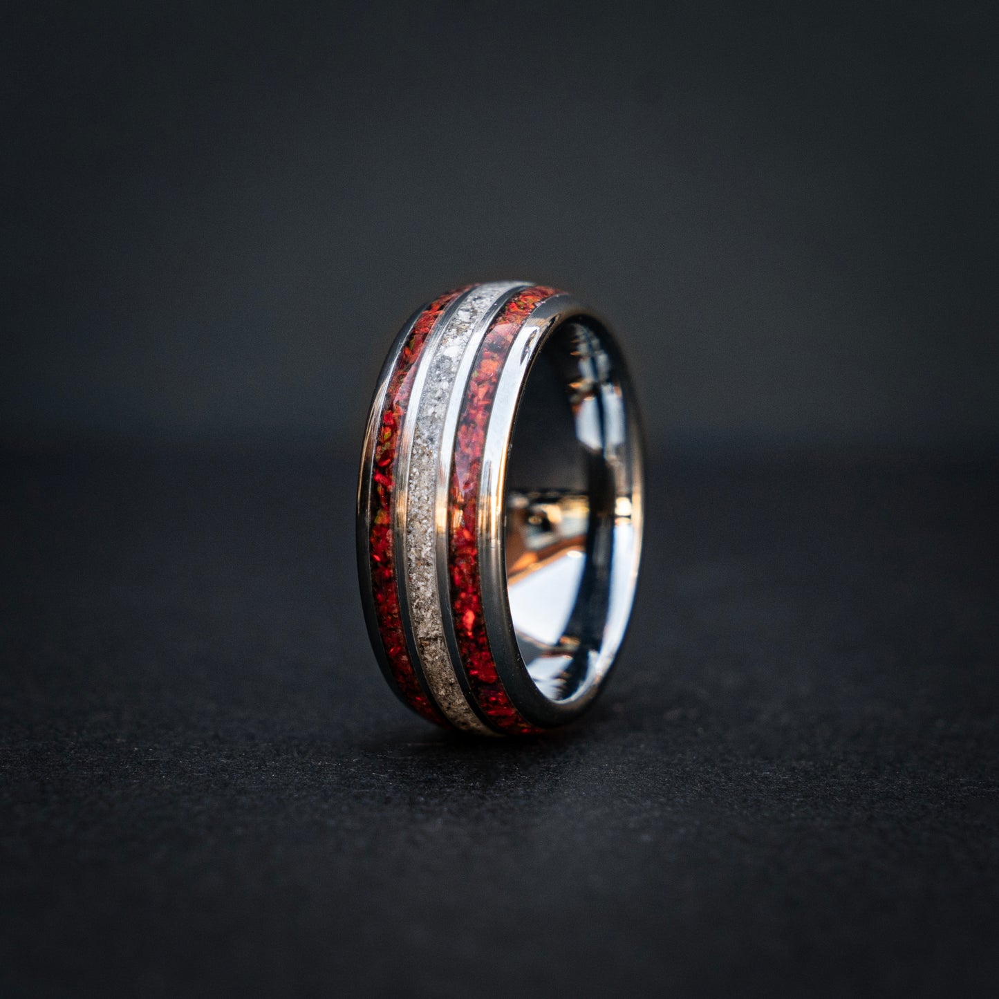 Zilverkleurige tungsten herdenkingsring met 2 rode opaal inlays en as-inleg. 8 mm, gepolijst en comfort fit: een krachtige herinnering om te dragen.
