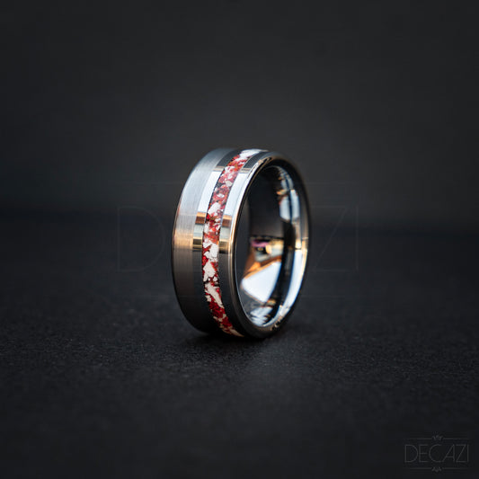 Zilverkleurige tungsten herdenkingsring met rode opaal en as-inleg. 8 mm breed, comfort fit en gepolijst/gebosteld voor een krachtig contrast.