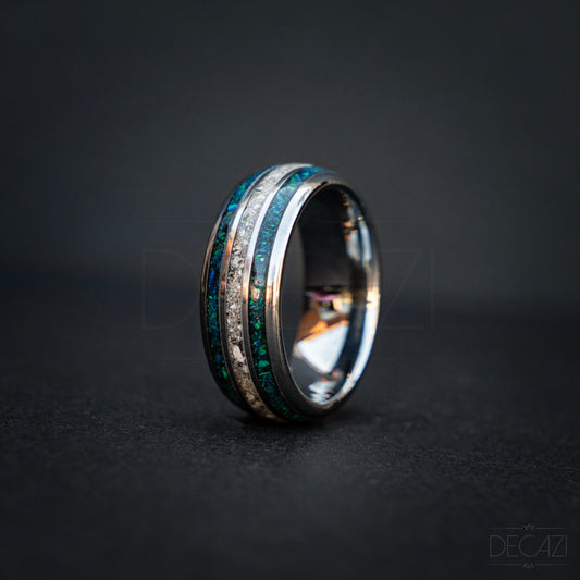 Zilverkleurige tungsten herdenkingsring met dubbele blauwe opaal inleg en as-inleg. 8 mm breed, gepolijst en comfort fit voor dagelijks dragen.